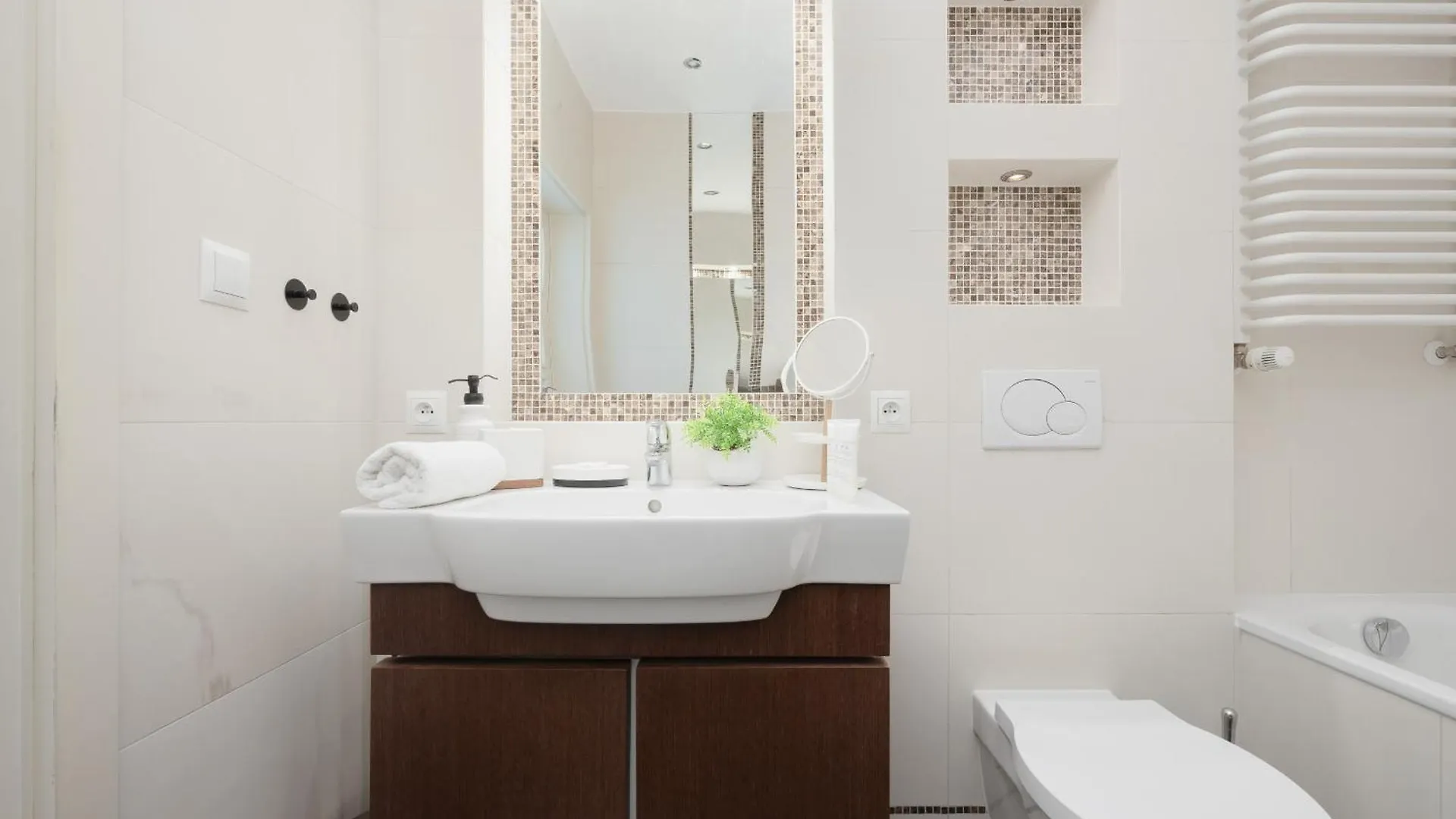 Luxury Four Bedroom Apartment With Parking & Balcony In Mokotow By Renters Prestige وارسو