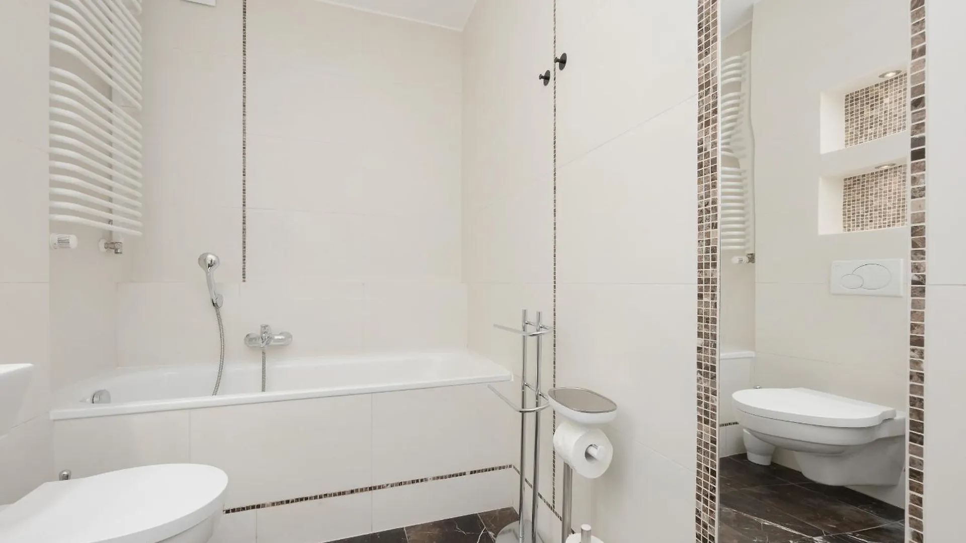 Luxury Four Bedroom Apartment With Parking & Balcony In Mokotow By Renters Prestige وارسو