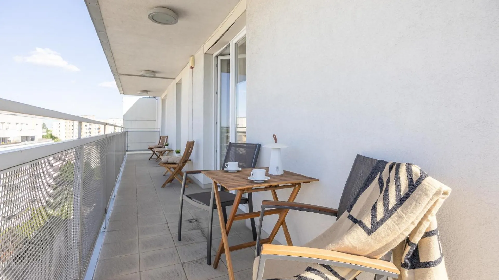 Luxury Four Bedroom Apartment With Parking & Balcony In Mokotow By Renters Prestige وارسو