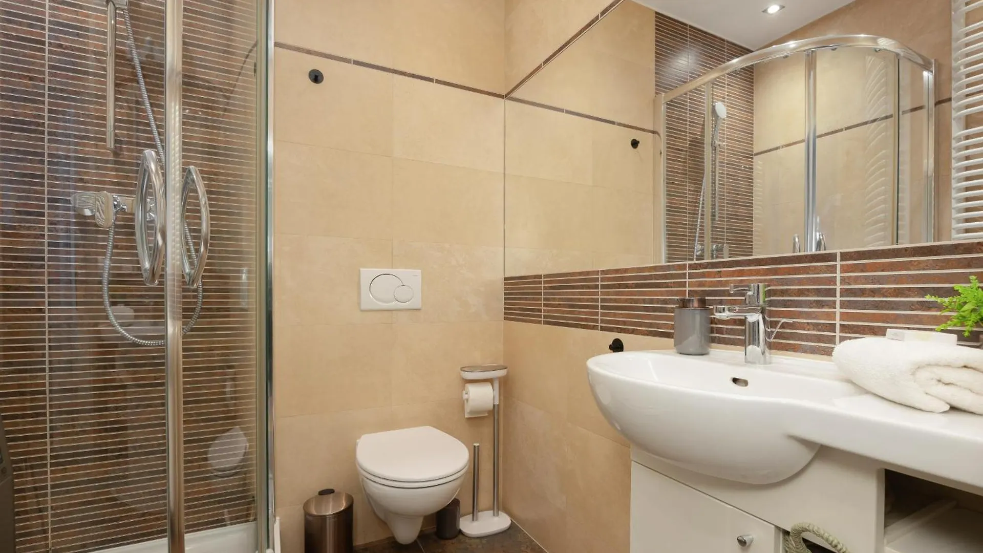 Luxury Four Bedroom Apartment With Parking & Balcony In Mokotow By Renters Prestige وارسو