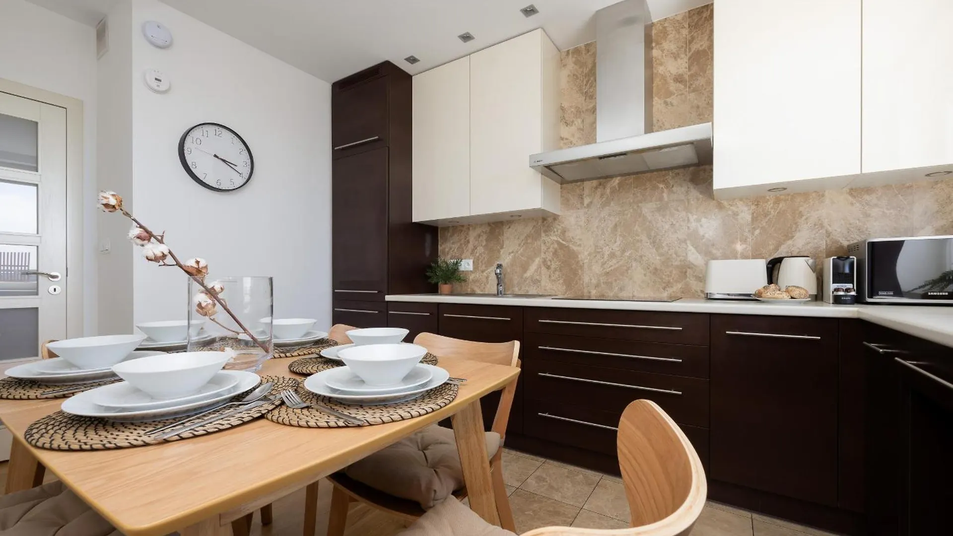 Luxury Four Bedroom Apartment With Parking & Balcony In Mokotow By Renters Prestige وارسو