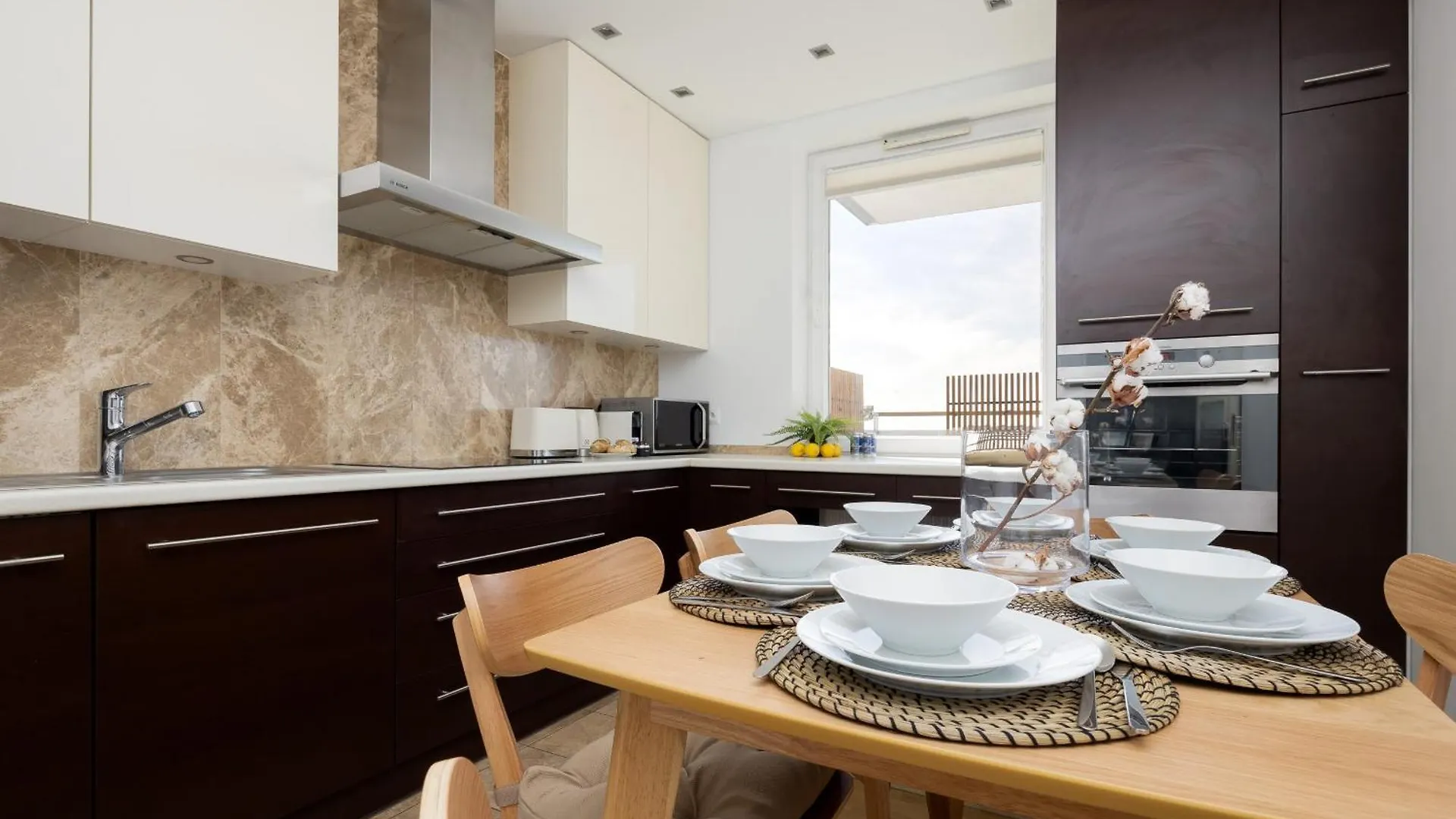 Luxury Four Bedroom Apartment With Parking & Balcony In Mokotow By Renters Prestige وارسو