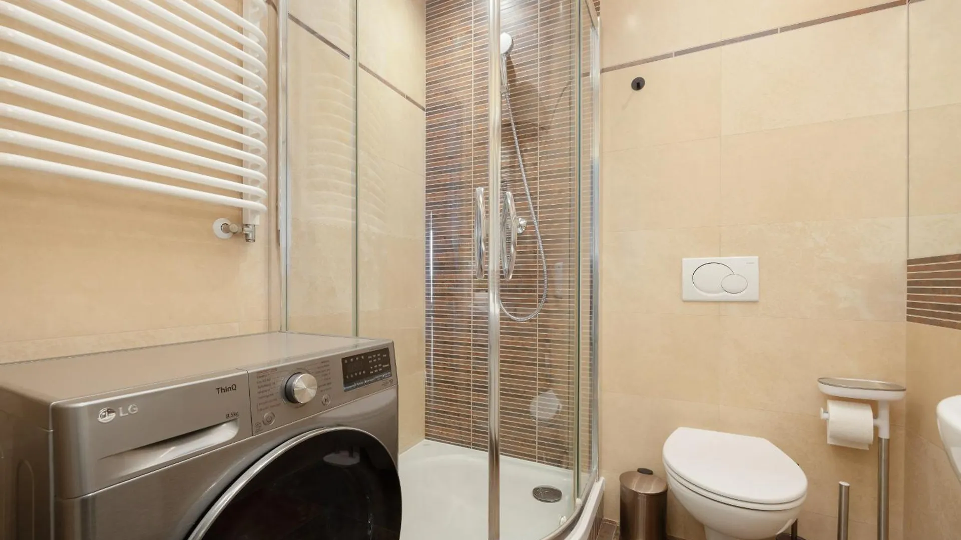 Luxury Four Bedroom Apartment With Parking & Balcony In Mokotow By Renters Prestige وارسو