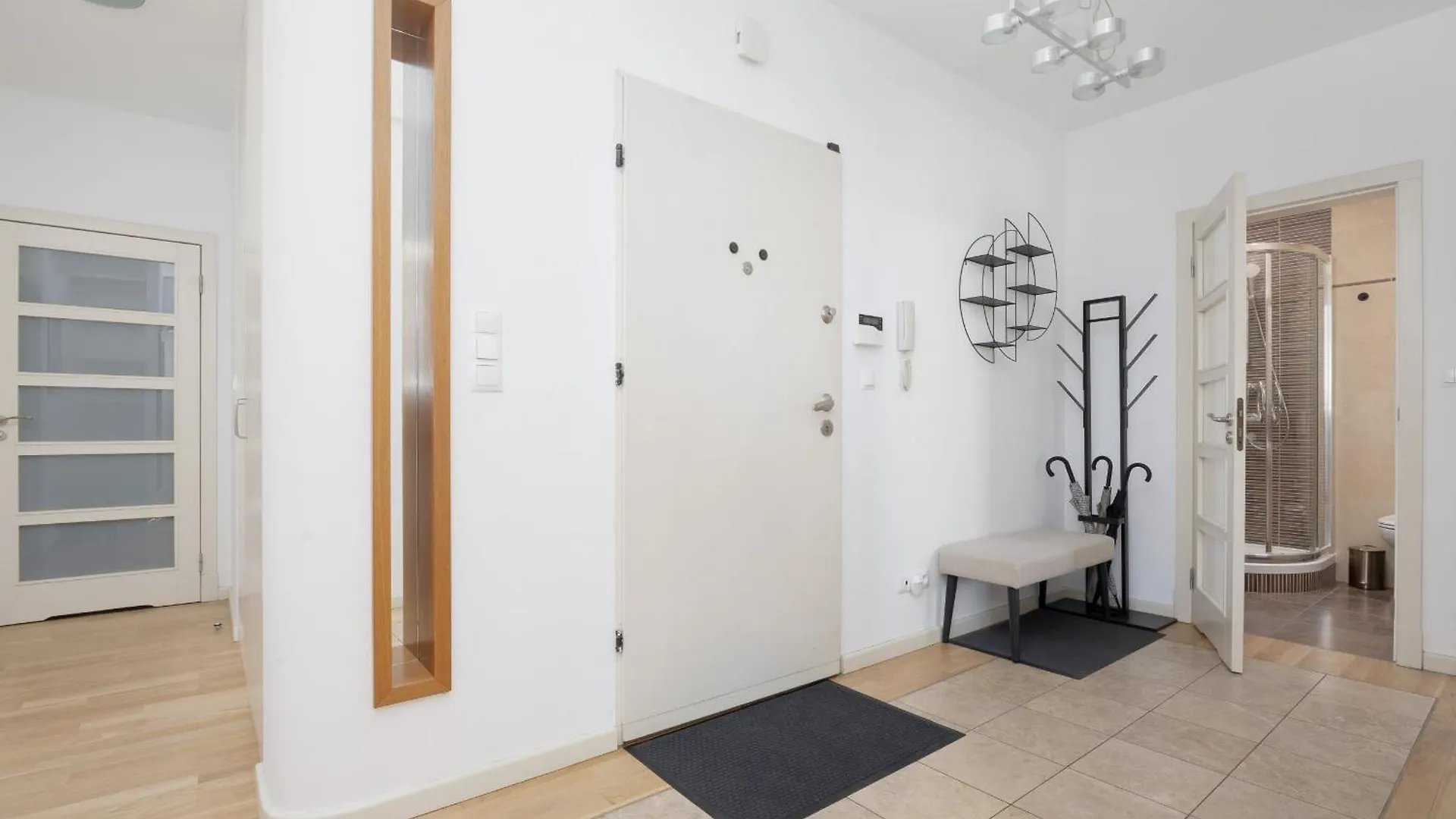Luxury Four Bedroom Apartment With Parking & Balcony In Mokotow By Renters Prestige Varsó