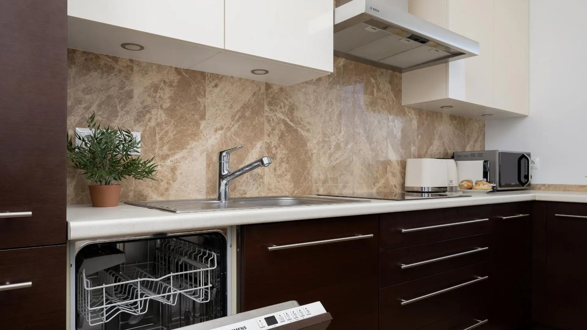 Luxury Four Bedroom Apartment With Parking & Balcony In Mokotow By Renters Prestige Varsó